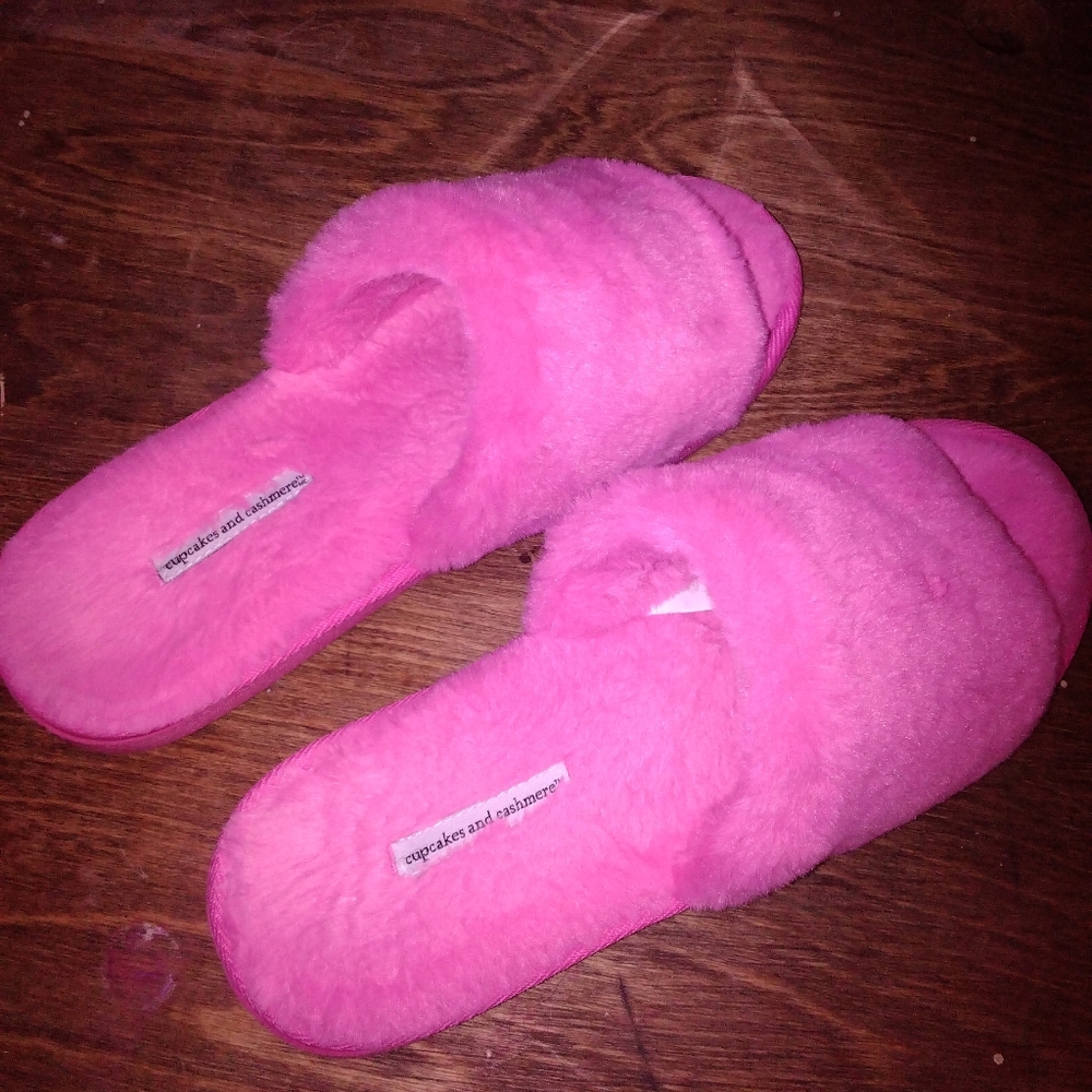 Cupcakes and cashmere slippers womens hot pink size large 8 through 9